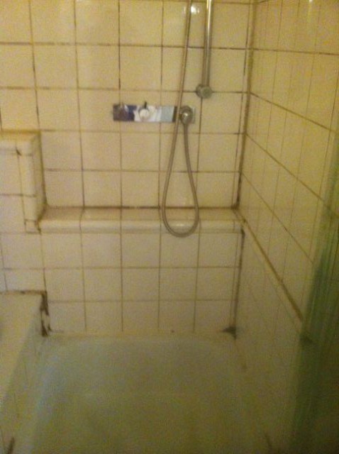 Dusche 2 (Vor Reinigung)